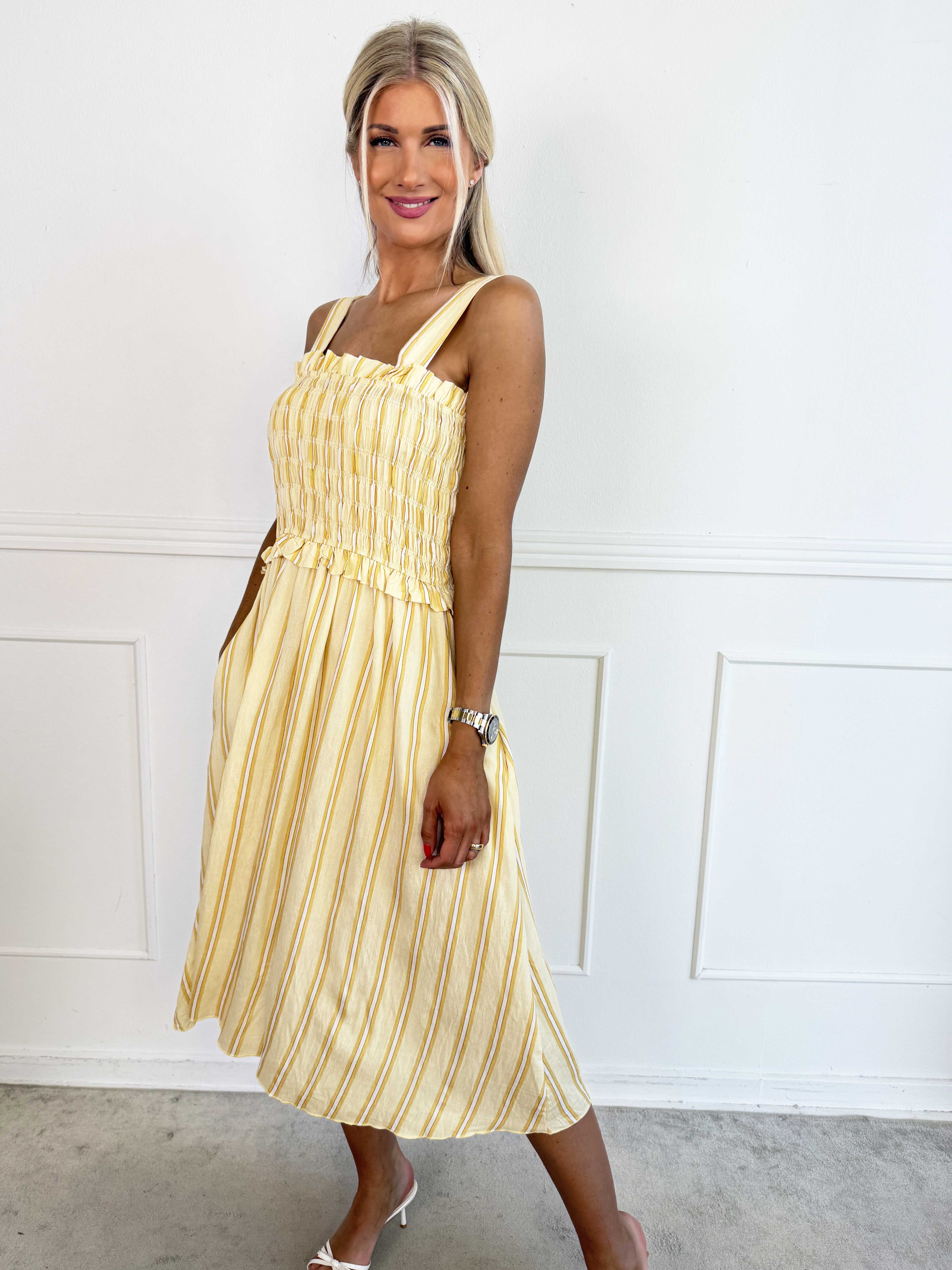 Marisol Stripe - Stribet plus size sommerkjole i viskose med smock henover brystet